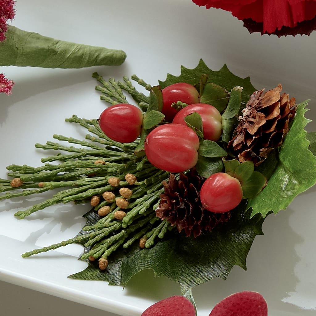 Red Berry Boutonniere – HEARTS & FLOWERS FLORIST, Pine Bush NY