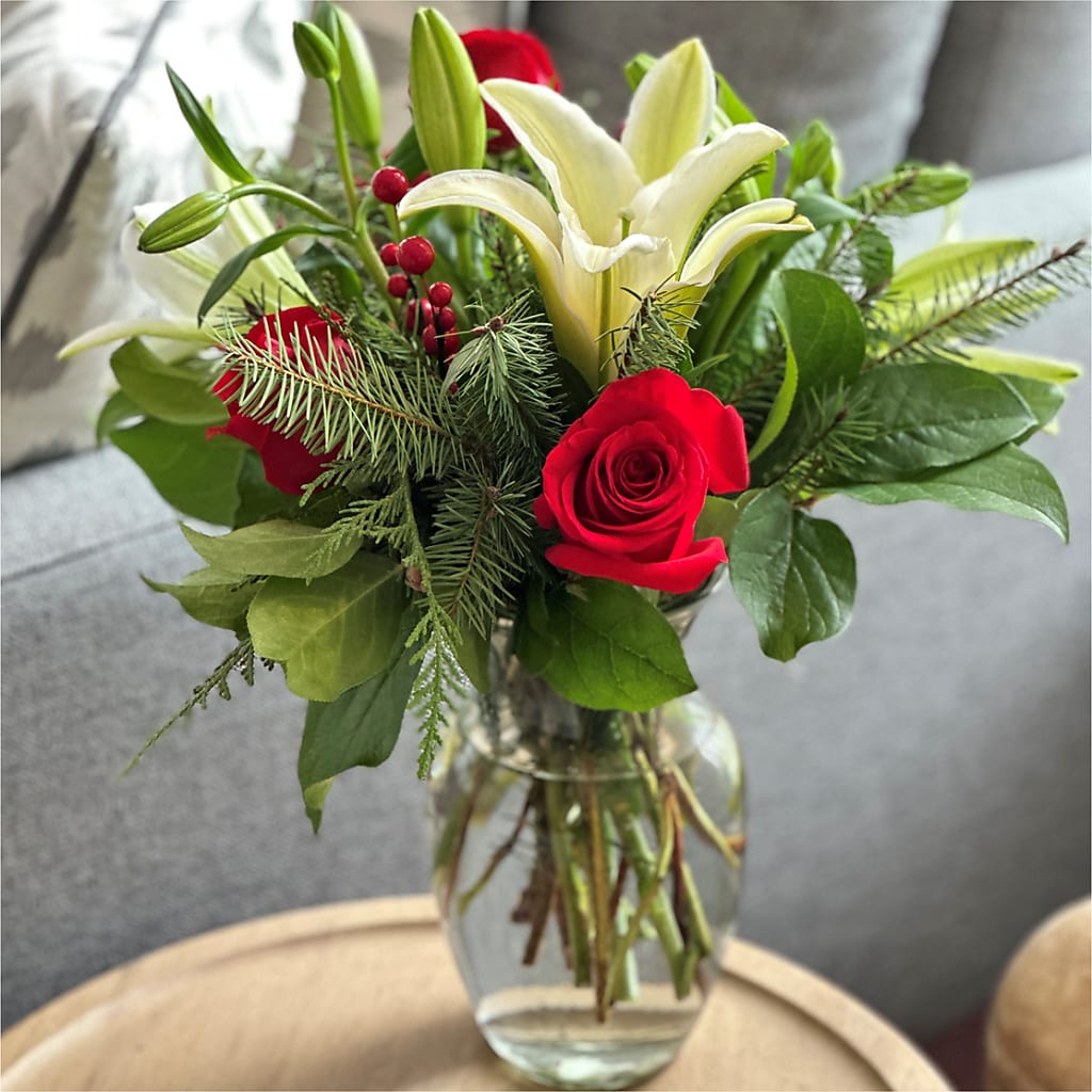 Sparkling Snowflakes Bouquet – HEARTS & FLOWERS FLORIST, Pine Bush NY